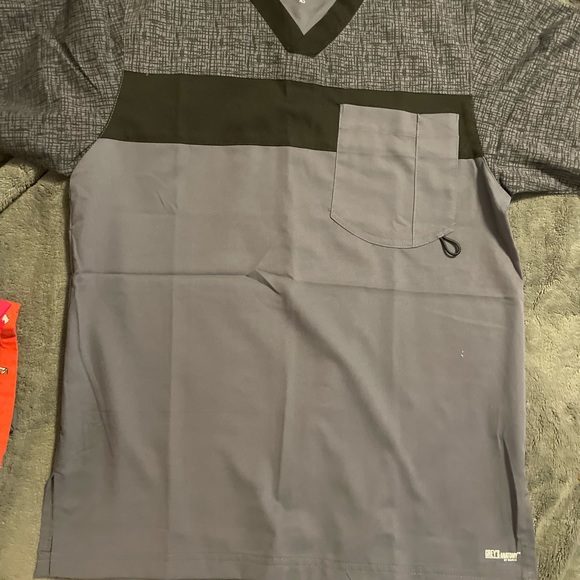 Scrub tops - Picture 12 of 16